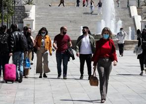 Κόκκινος συναγερμός για πανδημία και οικονομία, ο σκόπελος του χειμώνα και τα σενάρια για εκλογές