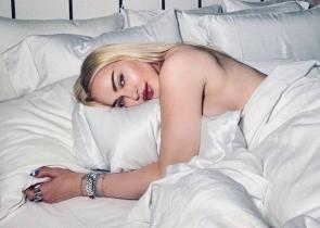 Madonna: Ποζάρει ημίγυμνη λες και είναι 20χρονη στα 63 της και προκαλεί (photos)