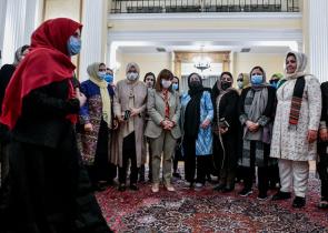 Politico: Καταφύγιο για 700 Αφγανές έγινε η Αθήνα - Ο ρόλος της Μαρέβας Μητσοτάκη