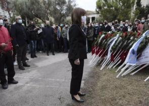Πολυτεχνείο: H Κατερίνα Σακελλαροπούλου κατέθεσε στεφάνι