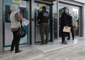 Πώς θα γίνεται από σήμερα η είσοδος σε τράπεζες και δημόσιες υπηρεσίες