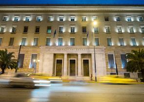Μείωση καταθέσεων λόγω ακρίβειας, αλλά και νέα αύξηση των δανείων τον Μάρτιο