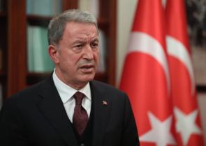 Θετικός στον κορωνοϊό και ο υπουργός Άμυνας της Τουρκίας Χουλουσί Ακάρ