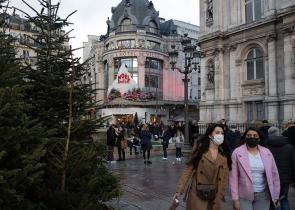 Γαλλία: Υποχρεωτική και πάλι η μάσκα στους δρόμους του Παρισιού