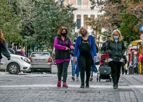 Κορωνοϊός: Μάσκα παντού από αύριο, ακυρώνονται οι δημόσιες εορταστικές εκδηλώσεις