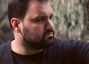 «Μεγάλες αγκαλιές»: Εντυπωσιάζει το νέο τραγούδι του Νίκου Κυπριώτη