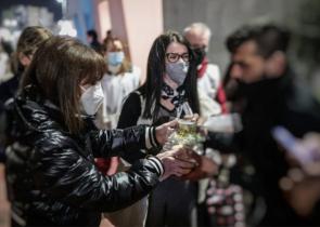 Η Πρόεδρος της Δημοκρατίας μοίρασε φαγητό σε αστέγους στο λιμάνι του Πειραιά (εικόνες)