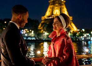 Netflix: Η Emily in Paris ταξιδεύει στα Φιλιατρά τρώγοντας σουβλάκι (photos)