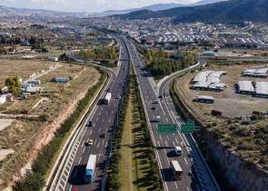 Έπεσαν χώματα στην Αττική Οδό στο ύψος της Μεταμόρφωσης - Μεγάλες καθυστερήσεις