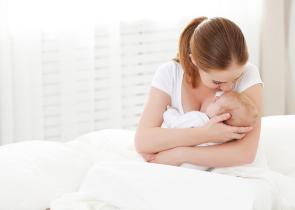 Έρευνα: Ο θηλασμός μειώνει τον κίνδυνο εγκεφαλικού ή καρδιαγγειακής νόσου