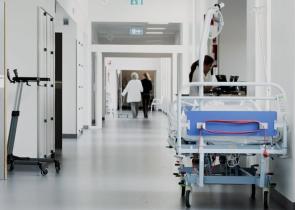 Αντιεμβολιαστής χτύπησε στο πρόσωπο τον διοικητή του νοσοκομείου Ναυπλίου