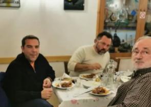 Ο Τσίπρας συνεχίζει τις... περιοδείες του σε χασαποταβέρνες των Τρικάλων (Photos)