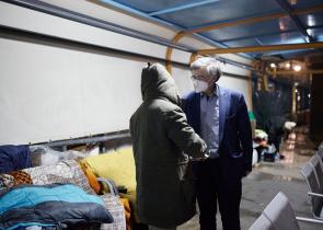ΕΟΔΥ: Εμβολιασμός αστέγων στο λιμάνι του Πειραιά (video)