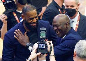 Μοναδικές στιγμές στο All Star Game: Η αγκαλιά Λεμπρόν Τζέιμς - Μάικλ Τζόρνταν (video+photo)