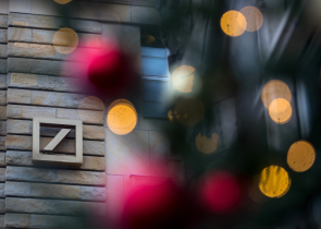 Κορυφαίοι τραπεζίτες χρέωναν στην Deutsche Bank τις εξόδους τους σε... στριπτιτζάδικο