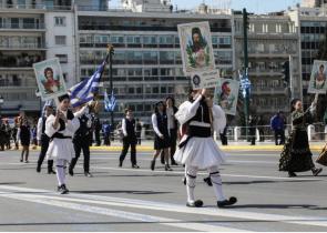 Πραγματοποιήθηκε στο κέντρο της Αθήνας η μαθητική παρέλαση για την 25η Μαρτίου (photos)