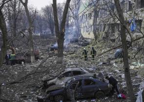 Ουκρανία: Νέα αεροπορική επίθεση στην Μαριούπολη – Χτυπούν κτίρια κατοικιών (Video)
