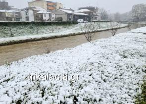 Πυκνή χιονόπτωση στα Τρίκαλα (Photos)