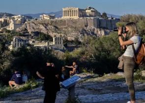 Guardian: "Όλοι οι οιωνοί φαίνονται θετικοί" για τον τουρισμό στην Ελλάδα