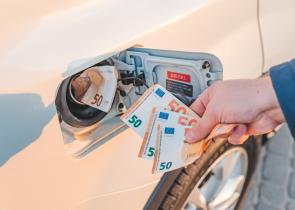 Fuel Pass 2: Ποιοι θα πάρουν από 60 έως 100 ευρώ - Οι δικαιούχοι και η διαδικασία