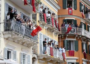 Κέρκυρα: Η θεαματική πρώτη Ανάσταση - Χιλιάδες κόσμου στο έθιμο των Μπότηδων (Photos)