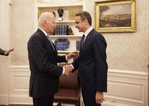 Biden thanks Mitsotakis for supporting Ukraine, says US-Greece ties ‘more important than ever’