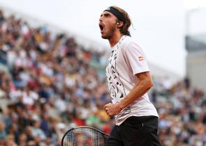 Rollant Garros: Ο Στέφανος Τσιτσιπάς προκρίθηκε στους «32» μετά από μαραθώνιο αγώνα (vid)