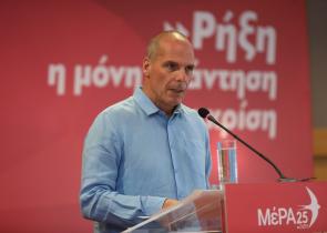 Ξυλοκόπησαν τον Βαρουφάκη στα Εξάρχεια