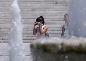 Καιρός: Επιμένει ο καύσωνας – «Καμίνι» και σήμερα η χώρα