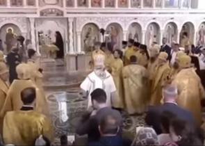 O Πατριάρχης Μόσχας Κύριλλος γλίστρησε και χτύπησε στο δάπεδο κατά τη διάρκεια Θείας Λειτουργίας (Video)