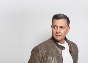 Ο Νίκος Μακρόπουλος κυκλοφόρησε το νέο του τραγούδι: «Δεν Πειράζει» (video)