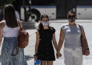 Μάσκες: Πού είναι τελικά υποχρεωτικές αυτό το καλοκαίρι και πού όχι