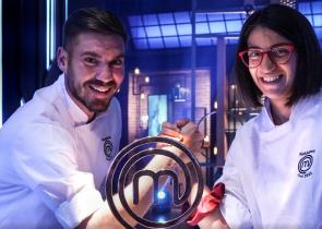 MasterChef 2022: Οι δύο φιναλίστ καλούνται να παρουσιάσουν το τελευταίο τους μενού (video)