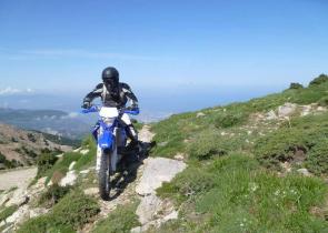 Κοζάνη: Μοτοσικλετιστής έπεσε σε χαράδρα – Επιχείρηση για τη διάσωσή του