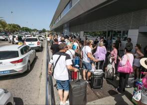 Συνεχίζεται το χάος στα ευρωπαϊκά αεροδρόμια – Ατελείωτες ουρές στην Ίμπιζα για ένα ταξί