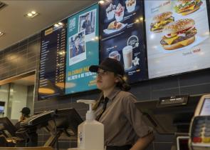 Ρωσία: Τα McDonald's «επέστρεψαν» και πάλι ως... Vkusno & tochka - Ουρές για ένα burger