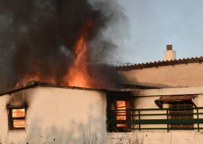 Με ζημιές 126 σπίτια από τη φωτιά στην Πεντέλη