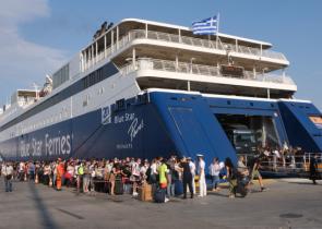 Αυξημένη η κίνηση στο λιμάνι του Πειραιά - Εγκαταλείπουν την Αθήνα οι αδειούχοι