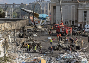 O απόλυτος τρόμος - Δείτε τη στιγμή που ρωσικός πύραυλος χτυπά κέντρο ουκρανικής πόλης (Βίντεο)