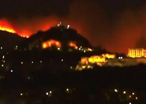 H φωτιά της Πεντέλης… πίσω από την Ακρόπολη (Video)