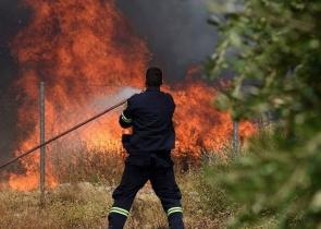 Αχαΐα: Μαίνεται η φωτιά σε δασική έκταση στη Φλόκα