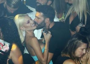 Αλεξάνδρα Παναγιώταρου – Στάθης Σχίζας: Τα φιλιά του ζευγαριού σε νυχτερινή έξοδο (photos)