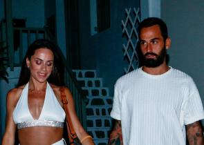 Μαρία Αντωνά - Άρης Σοϊλέδης: Φιλιά και αγκαλιές στη Μύκονο (video)