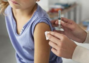 Κορωνοϊός: Εγκρίθηκαν από τον FDA τα επικαιροποιημένα εμβόλια των Pfizer και Moderna για παιδιά