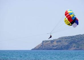 Σύβοτα: «Ήταν υπόθεση 15 δευτερολέπτων», λέει ο σύντροφος της 62χρονης που σκοτώθηκε με αλεξίπτωτο