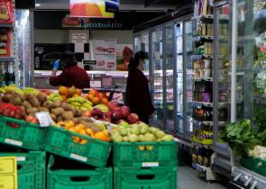 Πώς αντιμετωπίζουν την ακρίβεια οι Έλληνες – Ποιες συνήθειες άλλαξαν (Video)