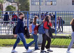 Σχολεία: Τι ισχύει για εκπαιδευτικούς και μαθητές για τη γιορτή των Τριών Ιεραρχών
