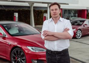 Tesla: Γιατί ο Μασκ «ξεπουλάει» μετοχές