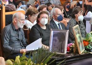 Το «τελευταίο αντίο» στην Ειρήνη Παπά στο Χιλιομόδι Κορινθίας