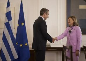 Συνάντηση Μητσοτάκη με την αντιπρόεδρο της Κομισιόν – Τι συζήτησαν (Photos)